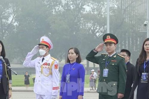 100 cán bộ Đoàn tiêu biểu toàn quốc báo công dâng Bác, tham quan nhà Quốc hội
