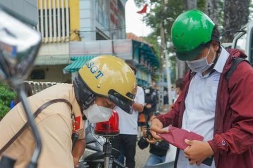 Thông báo đến cơ quan nếu cán bộ can thiệp vào xử lý vi phạm giao thông