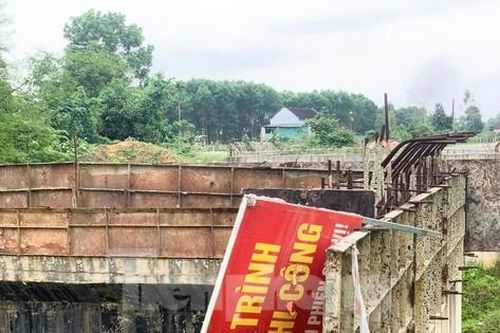 Đường gần 11 tỷ đồng ở Hà Tĩnh thi công dang dở, sắt thép nằm chỏng chơ