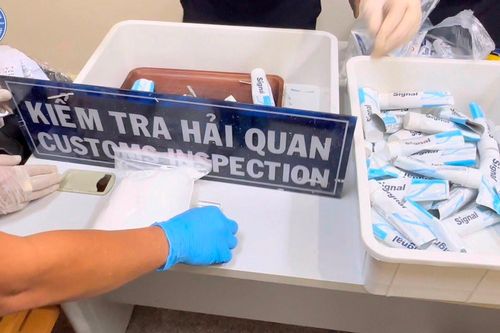 Trả tự do cho 4 tiếp viên hàng không Vietnam Airlines