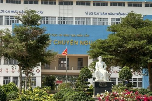Hai học sinh trường chuyên lộ clip nhạy cảm