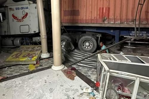Xe container tông sập 3 căn nhà bên tỉnh lộ ở TP.HCM