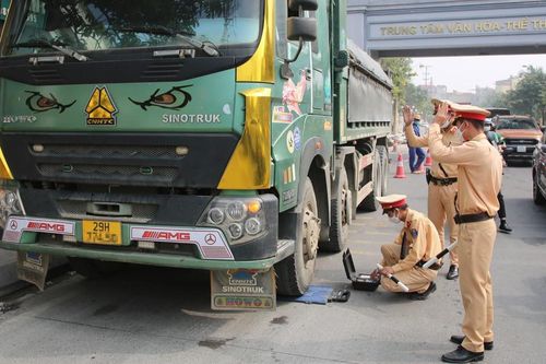 Hà Nội xử phạt xe quá tải, tài xế gọi điện báo cho nhau né tránh