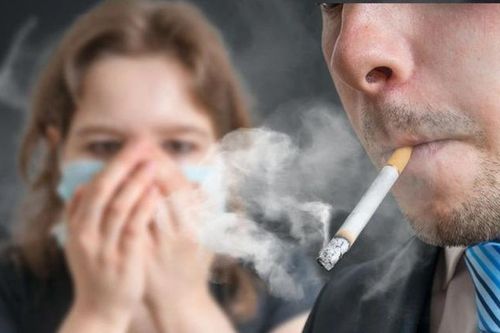 Teo âm đạo vì chồng nhiều năm hút thuốc lá