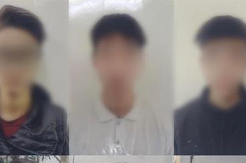 Bắt nhóm thanh thiếu niên ngang nhiên đuổi chém người trên phố Hà Nội