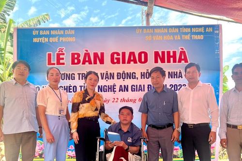 Ngành Văn hóa và Thể thao trao nhà tình nghĩa cho đồng bào tại huyện Quế Phong