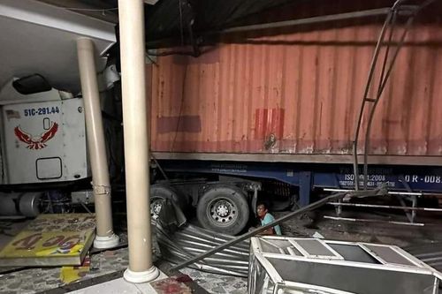 TP Hồ Chí Minh: Xe container mất lái đâm vào nhà dân