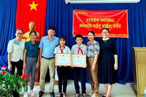 Khen thưởng hai học sinh trả lại hơn 100 triệu đồng cho người đánh rơi