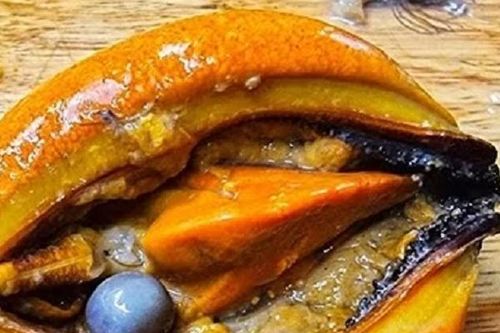 Đang ăn ngon miệng, người đàn ông mừng chảy nước mắt tưởng nhặt được thứ 'đắt đỏ nhất thế giới'