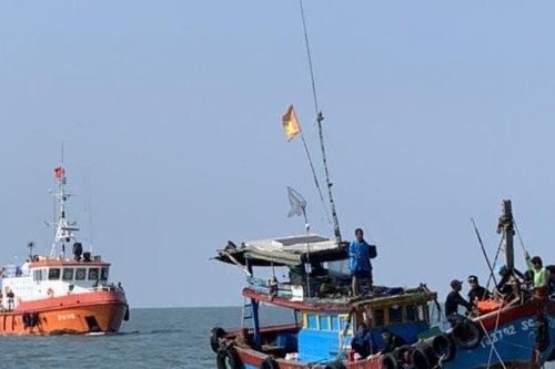 TP.HCM: Chìm tàu ở Cần Giờ, 7 người rơi xuống biển