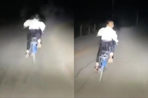 Có lòng tốt soi đèn giúp em nhỏ đạp xe về khuya, tài xế liền cười trừ trước phản ứng bất ngờ của cô bé