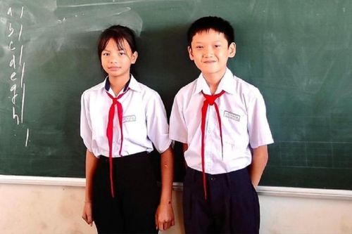 Nhặt được tiền và vàng trị giá hơn 100 triệu đồng, 2 học sinh tiểu học liền có hành động đáng ngợi khen