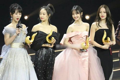 Trước thềm Đêm hội Weibo ảnh chung sân khấu của Địch Lệ Nhiệt Ba, Dương Tử và Trịnh Sảng được đào lại