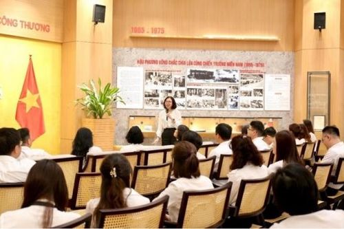 Đoàn thanh niên Cục Thương mại điện tử và Kinh tế số thấm nhuần vẻ vang ngành Công Thương