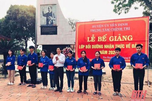 Nhiều đoàn viên ưu tú khối trường học ở Yên Định được bồi dưỡng nhận thức về Đảng