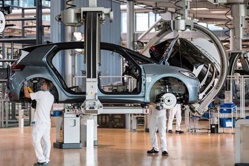 Các hãng xe đang chịu áp lực lớn về số hóa, cá nhân hóa và tăng nhu cầu xe điện