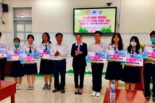 Trao học bổng 'Nuôi dưỡng ước mơ' cho học sinh vượt khó học giỏi