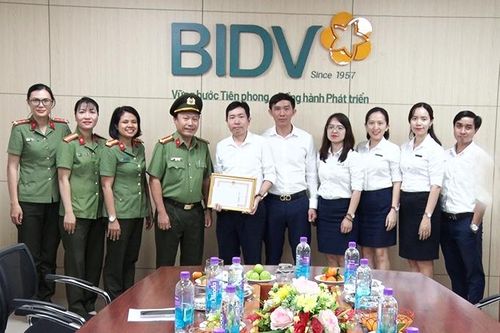 Khen thưởng 2 ngân hàng xuất sắc trong phong trào Toàn dân bảo vệ an ninh Tổ quốc