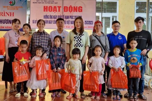 Bệnh viện Đa khoa huyện Bát Xát tổ chức nhiều hoạt động thiện nguyện hỗ trợ bệnh nhân khó khăn