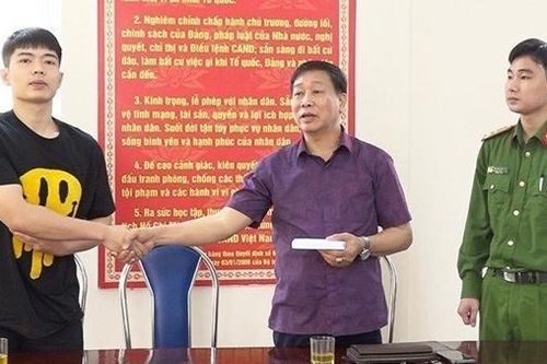 Trả lại 99,5 triệu đồng nhặt được trong cây ATM