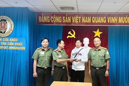Hành khách xúc động khi được nhận lại tài sản đánh rơi ở sân bay