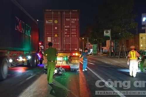 Xe máy tông đuôi container trên đường Mỹ Phước Tân Vạn, 1 người tử vong