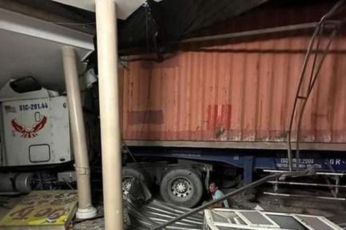 Clip xe container húc đổ giải phân cách, lao vào 3 nhà dân ven đường