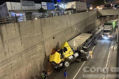 Lại lật xe container trong hầm chui ngã tư Vũng Tàu
