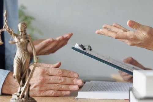 Bị vợ con từ chối đoàn tụ sau hơn 30 năm bỏ đi không liên lạc, chồng làm điều khiến ai biết chuyện đều phẫn nộ