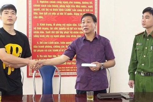 Đi rút tiền, nam thanh niên bất ngờ nhặt được gần 100 triệu đồng ở cây ATM