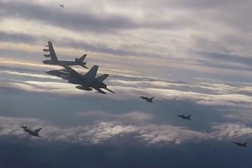 Tiêm kích NATO bay hình chữ V hộ tống B-52 Mỹ