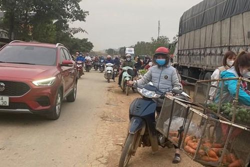 Nghẽn Quốc lộ 217B vì chợ 'cóc'