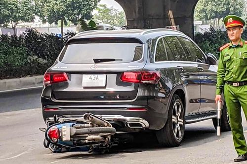 Xe máy gặp nạn vì chiếc Mercedes GLC 200 đỗ giữa đường