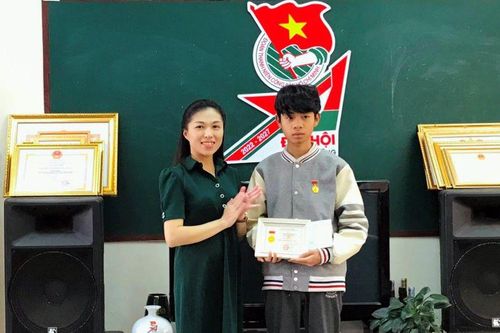 Trao Huy hiệu Tuổi trẻ dũng cảm tặng chàng trai cứu người gặp nạn ở hồ Xuân Hương-Đà Lạt