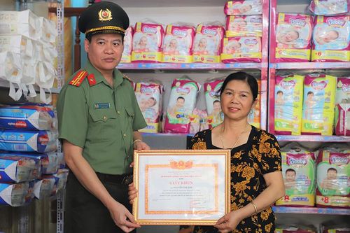 Khen thưởng 2 người dân mưu trí bắt kẻ trộm