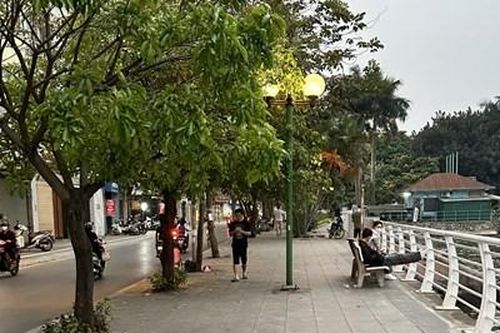 Vỉa hè Hồ Tây thông thoáng sau thời gian ra quân tuyên truyền, xử lý vi phạm