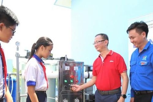 Trao tặng 2 hệ thống máy lọc nước cho bà con khó khăn tỉnh Tiền Giang