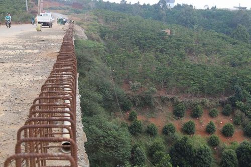 Ô tô lao xuống vực sâu 40m, hai ông cháu tử vong