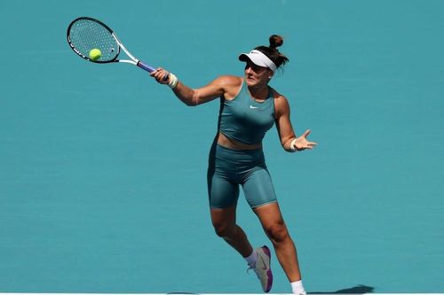 Miami Open: Bianca Andreescu đánh bại Emma Raducanu trong trận 'Mỹ nhân đại chiến'