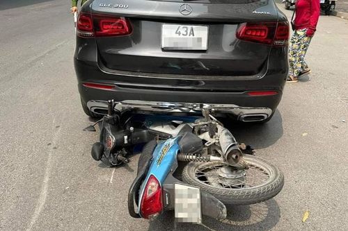 Xe máy gặp nạn vì chiếc Mercedes đỗ giữa đường ở Hà Nội