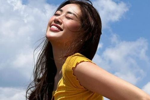 Hoa hậu Khánh Vân trẻ trung tuổi 28