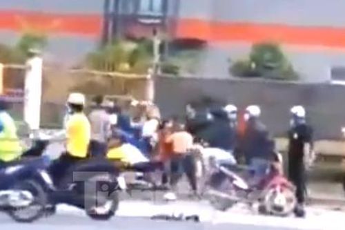 Ba phụ nữ U50 hẹn nhau hỗn chiến trước cổng công ty gây náo loạn