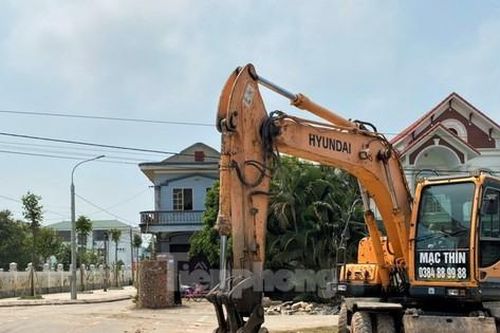Chốt phương án bồi thường, ngôi nhà 'mọc' giữa đường ở Quảng Ninh chuẩn bị được phá dỡ