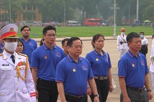 Gương mặt trẻ Việt Nam tiêu biểu năm 2022 báo công dâng Bác
