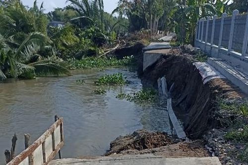 Hậu Giang: Sạt lở 'nuốt' hàng trăm m2 đất, chia cắt đường giao thông nông thôn