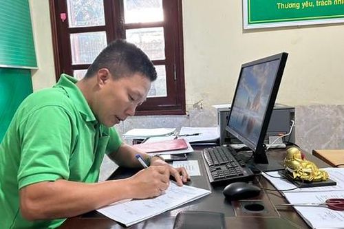 Lai Châu: Lái xe taxi trả lại ví cho khách hàng để quên