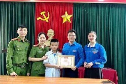 Tuyên dương học sinh nhặt được của rơi trả lại người mất