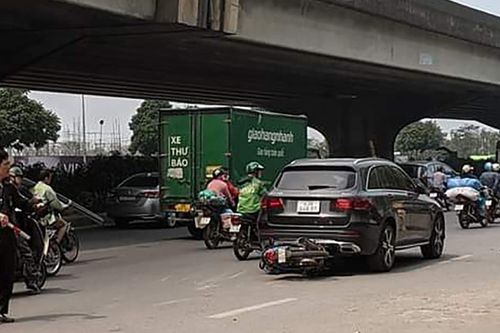Hà Nội: Ô tô Mercedes đỗ giữa đường gần cả ngày, bị xe máy tông trúng