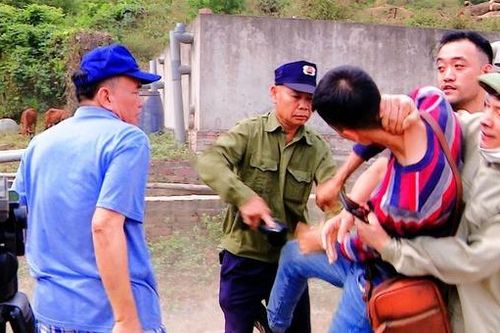 Đề nghị Công an Hòa Bình điều tra các đối tượng hành hung nhóm phóng viên Dân Việt