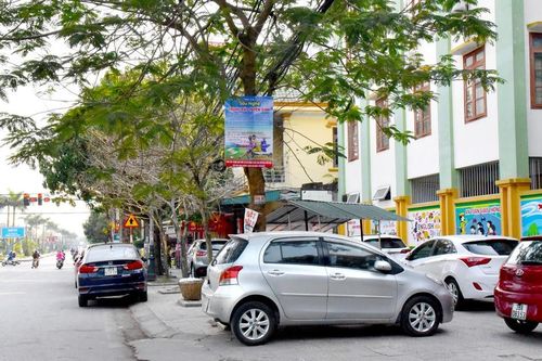 Muôn kiểu lấn chiếm vỉa hè ở thành phố Vinh